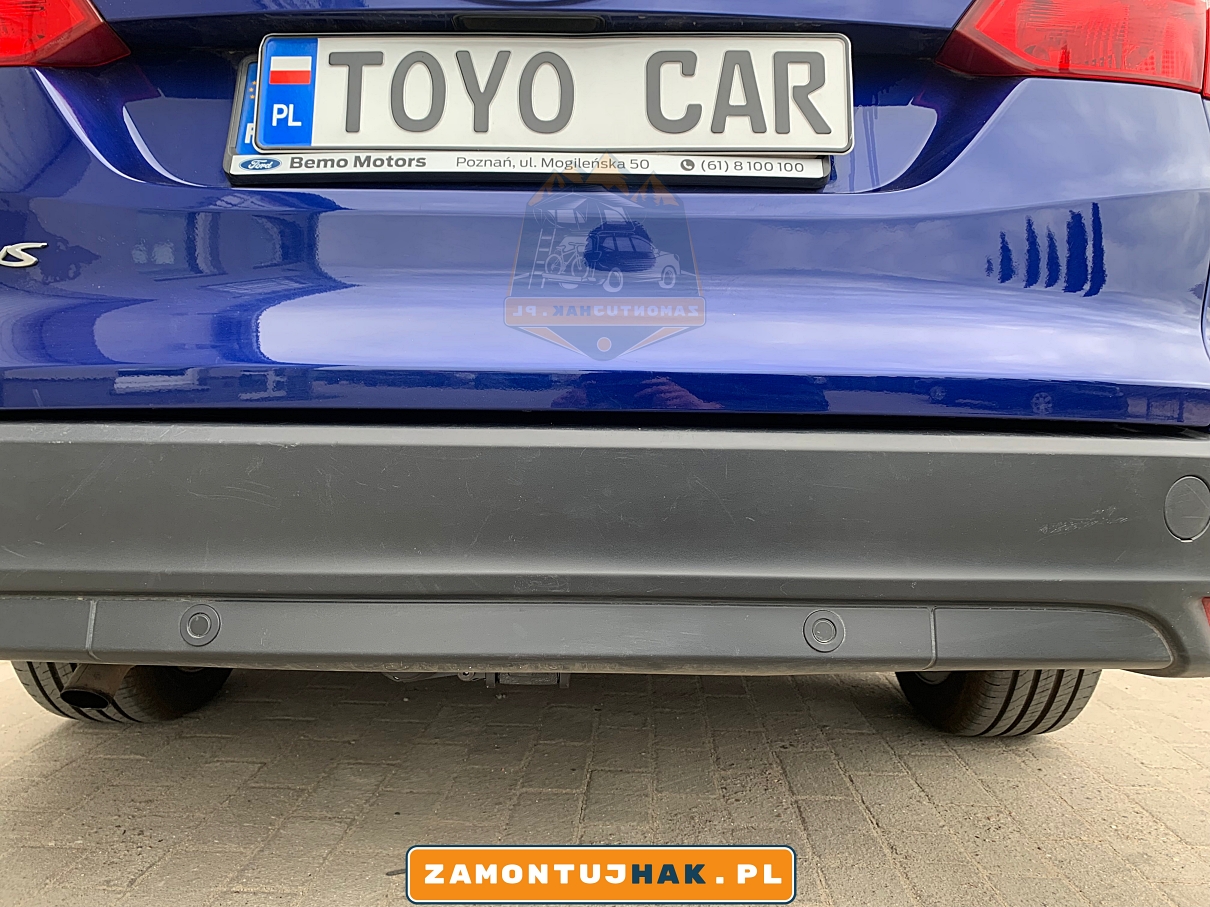 Ford Focus 2018 z solidnym hakiem holowniczym Witter - idealne rozwiązanie do przewozu przyczepy lub bagażnika rowerowego